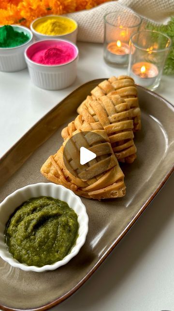 Indian Food Party, Amchur Powder, Baked Samosa, Peanut Chutney, Unique Snacks, Samosa Recipe, Indian Street Food Recipes, Holi Special, Indian Street