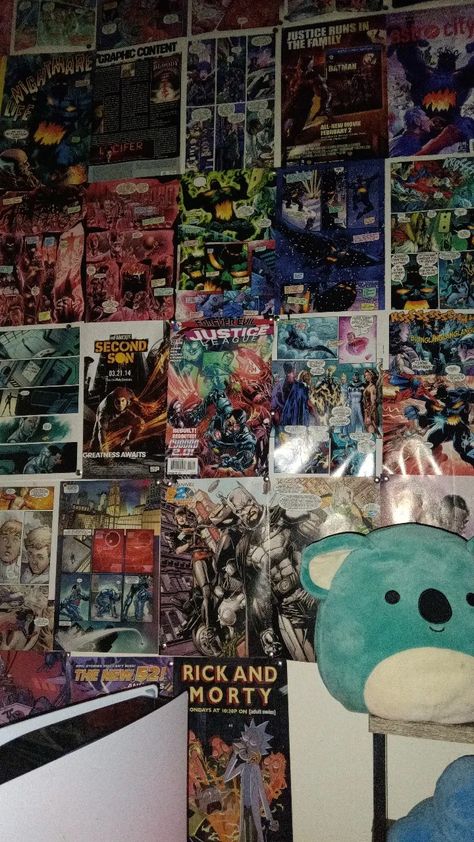 I came up with the idea of hanging up comic book pages on my wall I Know I'm not the first but it was a self thought no inspiration Comic Book Wall Display, Comic Book Bedroom, Colourful Apartment, Comic Book Wall, Book Bedroom, Comic Wall, Comic Book Room, Comic Book Display, Comic Room