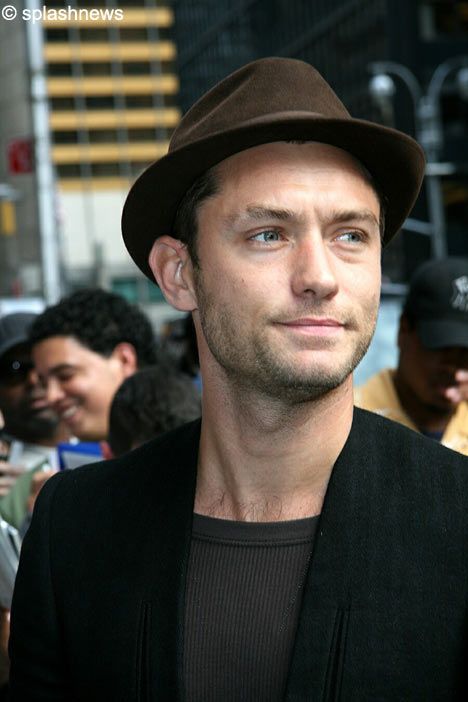 New trilby hat Hats For Bald Men, Jude Law Style, Hat Styles Men, Types Of Hats For Women, Men Actors, Young Pope, Brown Fedora, Vintage Movie Stars, Kinds Of Hats