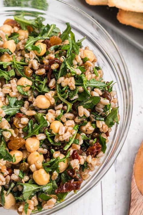 This farro arugula salad is a fresh, healthy meal packed with flavor! Chewy farro, creamy chickpeas, and sun-dried tomatoes mingle with peppery arugula and a blend of fresh herbs. But wait, there's a secret twist – a hint of sweetness that will make you fall in love with this salad. Get ready to discover a new favorite! Farro Chickpea Salad, Farro Bean Salad, Farro Recipes, Salad With Feta, Farro Salad, Daniel Fast, Ancient Grains, Chickpea Recipes, Eat Salad