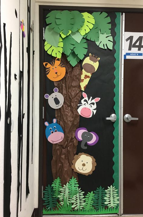 Jungle Theme Classroom Decorations, Safari Theme Classroom, Jungle Theme Classroom, Jungle Thema, Jungle Decorations, School Door Decorations, Deco Jungle, Jungle Theme Birthday, Preschool Classroom Decor