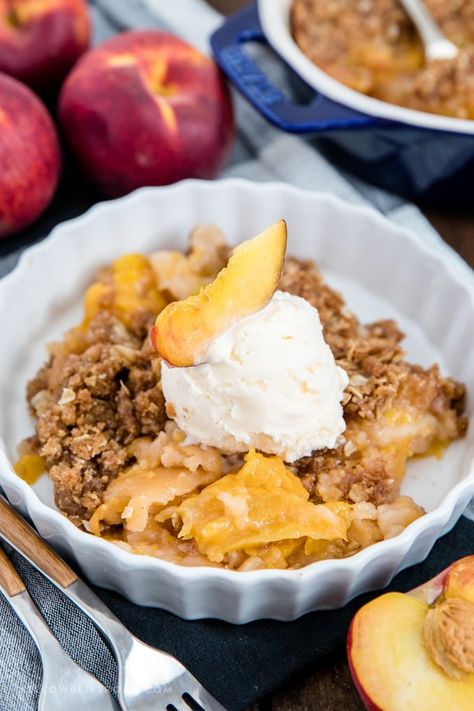 Peach Crisp is a sweet and delicious summer dessert with fresh peaches and a crisp oat topping. Fresh Peach Crisp, Lemon Cream Cheese Bars, Fresh Peach Recipes, Peach Crisp Recipe, Frozen Peaches, Peach Crumble, Peach Recipes, Baked Peach, Peach Crisp