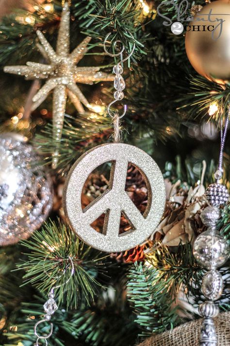 Peace-Sign-Ornament.Great knock-off Pottery Barn Ornament! Peace Sign Ornament, Christmas Pottery Barn, Chalkboard Art Diy, Yoga Christmas, Christmas Mirror, Christmas Pottery, Peace Christmas, Christmas Peace, Jesse Tree