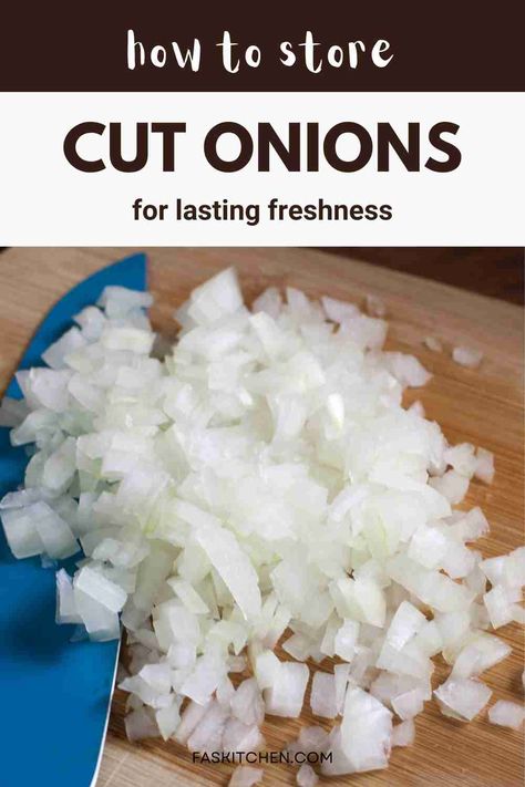 A helpful guide on how to store cut onions for maximum freshness. The image includes tips and tricks to keep your onions fresh and flavorful for longer. Perfect for reducing food waste and improving kitchen efficiency. #KitchenHacks #FoodStorage #FreshOnions How To Store Chopped Onions In Fridge, How To Store Chopped Onions, Best Way To Store Onions, How To Store Onions, Storing Onions And Potatoes, Storing Onions, Onion Storage, Garlic Storage, Quick Dishes