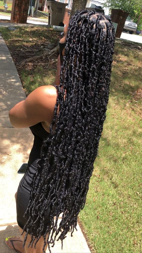 Butterfly Locks Long, Butterfly Locs Aesthetic, Butterfly Locks Hairstyle, Long Butterfly Locs With Color, Knotless Butterfly Locs, Locs Hairstyles For Women Long, Butterfly Locs Long, Long Butterfly Locs, Long Faux Locs