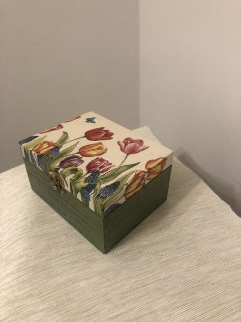 Mdf Box Painting Ideas, Painting Small Wooden Boxes, Mdf Box Painting, Paint Box Diy, Wooden Book Box Painting Ideas, Painted Keepsake Boxes, Painted Memory Box Ideas, Wooden Crate Painting Ideas, Painted Box Ideas Simple