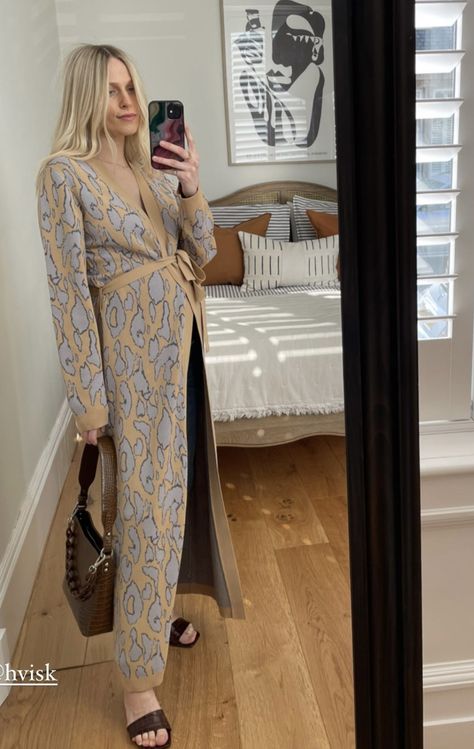 Maternity Airport Outfit Summer, Pregnancy Airport Outfit, Pregnant Airport Outfit, Pregnant Europe Outfits, Traveling Pregnant Outfits, Paris Pregnant Style, Pregnant Women Fashion, Dresses For Pregnant Women, Women Dress Online