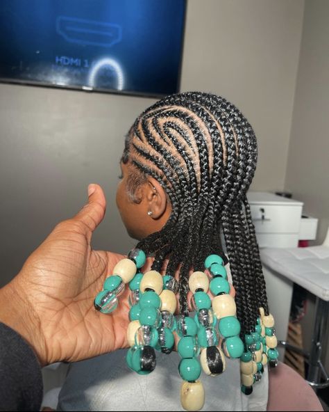 Straight Backs With Beads, Short Feed In Braids, Braids Alicia Keys, Trendy Braided Hairstyles, Beads For Braids, Cornrows With Beads, Alicia Keys Braids, Garland Making, Cornrows Braids For Black Women