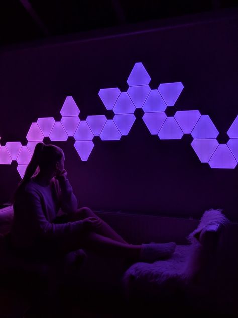 Nanoleaf Nano Leaves Lights, Stream Room Decor, Nanoleaf Triangle Designs, Nanoleaf Design Ideas 9 Panels, Nano Leaf Lights Design, Gamer Lights, Nanoleaf Design Ideas, Nanoleaf Panels, Nanoleaf Designs