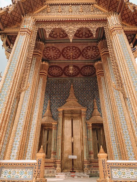 Thailand Architecture Traditional, Southeast Asian Aesthetic, Thai Palace, Thailand Places, Wat Phra Kaew, Grand Palace Bangkok, Architecture Design Presentation, Thailand Art, Grand Palace