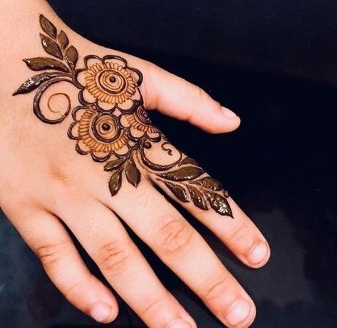 Mahndi Pic Simple, Henna Finger Design, Henna Designs New, Thumb Mehndi Design, Henna For Kids, Fingers Henna, Henna Sleeve, Simple Henna Designs Hand, Fingers Mehndi