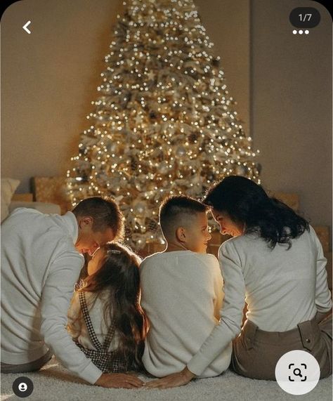 Diy Christmas Family Photo, Matching Family Christmas Outfits, Christmas Photography Family, Christmas Baby Pictures, Christmas Poses, Christmas Family Photoshoot, Family Christmas Outfits, Baby Christmas Photos, Xmas Pictures