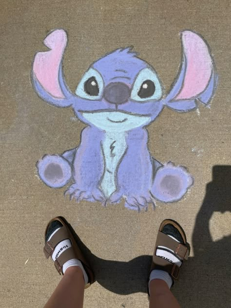 Lilo And Stitch Chalk Art, Chalk Art Stitch, Chalk Art Characters, Stitch Chalk Art, Sidewalk Chalk Art Ideas Easy, Chalk Characters, Disney Chalk Art, Chock Art, Chalk Drawings Sidewalk