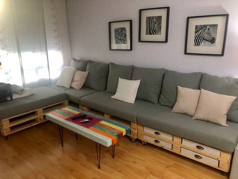 Pallet Furniture Indoor Living Rooms, Pallet Sofa Indoor Living Rooms, Pallet Couch Diy Indoor, Living Room Pallet Ideas, Palette Sofa, Palette Bed, Pallette Furniture, Diy Pallet Couch, Pallet Patio Furniture