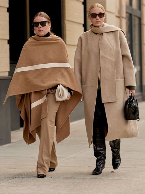 Beige Is the Colour Trend Taking Over NYFW Street Style | Who What Wear UK Cape Outfits For Women, Pancho Outfit, Cape Outfit, Colour Trend, Nyfw Street Style, Beige Outfit, Mode Abaya, One Colour, Poncho Style