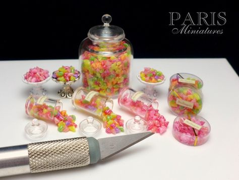 Mini Choses, Mini Patisserie, French Candy, Crea Fimo, Miniature Candy, Miniature Bakery, Miniature Foods, Tiny Treats, Mini Stuff