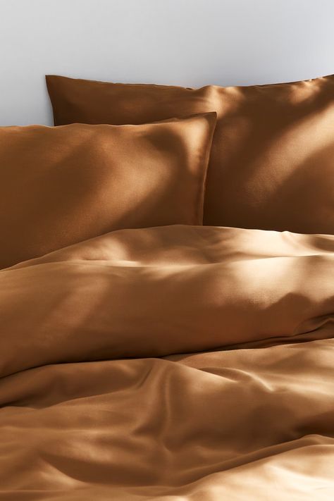 Satin double/king duvet cover set - Light beige - Home All | H&M GB Brown Satin Bed Sheets, Tan Duvet, Satin Bed Sheets, Satin Bed, Independent Lifestyle, King Duvet Cover Sets, Satin Bedding, Linen Furniture, Double Duvet Covers