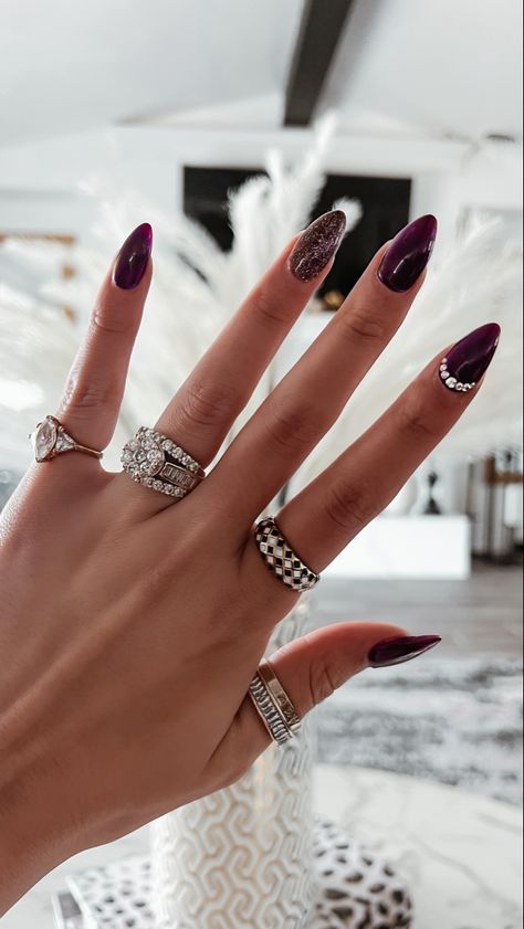 Burgundy With Silver Nails, Metallic Maroon Nails, Maroon Nails With Rhinestones, Dark Red Nails With Rhinestones, Maroon Hoco Nails, Dark Nails Almond Shape, Burgundy Nail Designs With Rhinestones, Dark Nails With Rhinestones, Burgundy Nails Prom