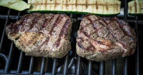 The cross rib steak comes from the shoulder of the cow, which produces tough cuts of meat due to its constant use by the animal. But this cut is quite flavorful. Grilling works best for tender cuts of meat, but can provide delicious results on tougher pieces if you marinate first. A proper tenderizing marinade includes acids, oils and herbs or... Cross Rib Steak Recipes, Rib Steak Recipes, Cross Rib Steak, Grilling Steak Tips, Grilling The Perfect Steak, Rib Roast Recipe, Rib Steak, Cooking The Perfect Steak, Grilled Steak Recipes