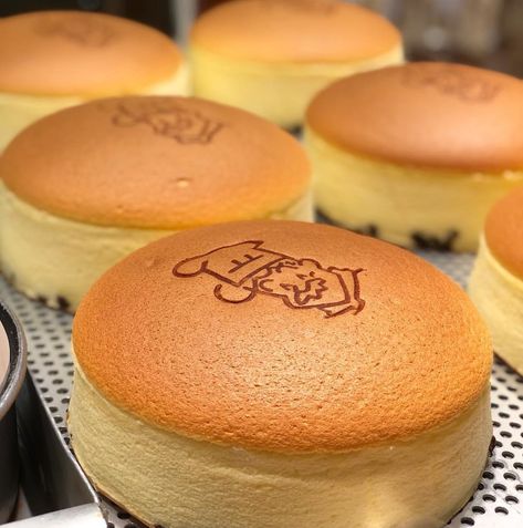 Japanese Cakes Aesthetic, Japanese Cheesecake Aesthetic, Japanese Fluffy Cheesecake, Castella Cake Recipe, Japan Cake, Best Disneyland Food, Fluffy Cheesecake, Cake For Her, Japanese Cake