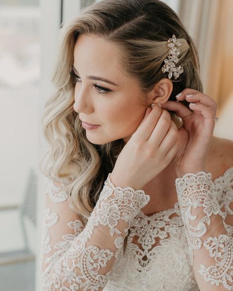 Bridal makeup and side swept curls Bridal Hair Down, Wedding Hair Side, Side Swept Curls, Classic Wedding Hair, Side Swept Hairstyles, Side Hairstyles, Braut Make-up, Side Swept, Wedding Dress Pictures