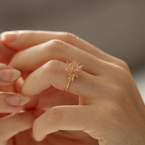 Meaning Of Lotus Flower, Lotus Wedding Ring, Wedding Ring Trends, Unique Gold Engagement Rings, Lotus Flower Engagement Ring, Lotus Engagement Ring, Engagement Unique, Ring Set Silver, Wedding Rings For Her