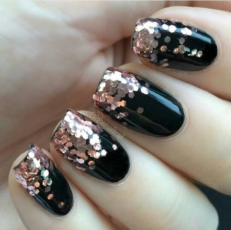 Rose gold and black Nail Art Paillette, Rose Gold Nails Glitter, New Years Eve Nails, Nagellack Trends, Gold Glitter Nails, Manicure Gel, Her Nails, Black Nail Designs, Super Nails