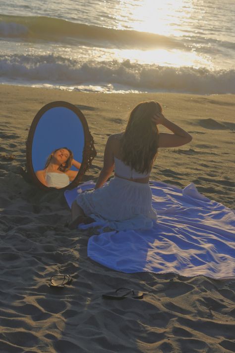 Beach Mirror Pics, Fun Beach Photoshoot, Mirror Beach Photoshoot, Mirror Shoot, Creative Mirror Photography, Water Mirror Photoshoot, Outdoor Mirror Pictures, Beach And Mirror Photography, Creative Beach Photoshoot