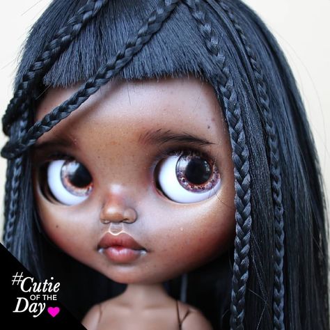 ♥️ Cutie of the Day ♥️ #repost from @kyklun . . . #dollycustom #cutieoftheday #blythedoll #blythecustom #customizerprofile… Ugly Dolls, Dark Skin Beauty, Valley Of The Dolls, Ooak Art Doll, Dream Doll, Afro Punk, Doll Collection, Black Doll, Collector Dolls