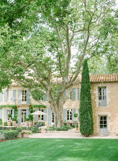 Provence Country House, Homes In Provence France, Provence House Country Homes, Home Exterior Ideas French Country, Provence Homes Exterior, Southern French Country Home Exterior, Provance Houses Country, Provencal House Exterior, Farm Homes Country Exterior