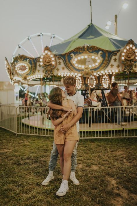 Fair Couples Photoshoot, Playful Couple Poses, Carousel Photoshoot, Carnival Photo Shoots, Carnival Carousel, Outfit Ideas Couples, Playful Couple, Fair Pictures, Carnival Photography