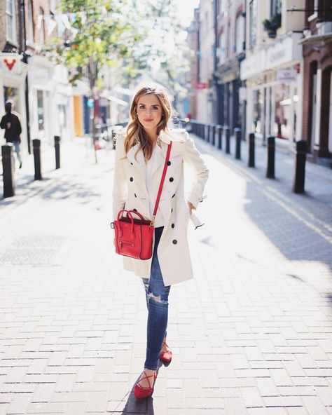 Julia Engel (Gal Meets Glam) auf Instagram: „A pop of red in London on galmeetsglam.com today with these @stuartweitzman Gilligan flats #inourshoes #stuartweitzman #ontheblog #london #gmgtravels“ Red Handbag Outfit, Trent Coat, Pop Of Red, Wear Pearls, Red Purse, Handbag Outfit, Coats Women, Gal Meets Glam, Red Handbag