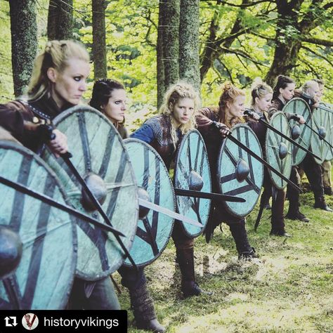 Shieldmaidens on Vikings Viking Shield Maiden, Vikings Lagertha, Vikings Show, Viking Series, Symbole Viking, Vikings Tv Series, Vikings Tv Show, Odin Thor, Vikings Ragnar