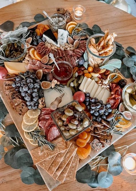 Beautiful Charcuterie Board Ideas, Charcaturie Board, Charcuterie Tower, Birthday Charcuterie, Meat Cheese Platters, Party Food Bars, Brunch Party Recipes, Holiday Cheese Boards, Appetizer Buffet