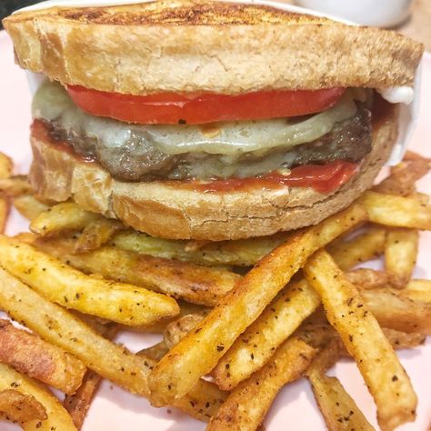 Sourdough Jack Copy Cat is such a fun thing to make at home with the family. Jack In The Box Sourdough Jack Copycat, Sourdough Jack Copycat, Sourdough Burger, Burger Photography, Yummy Dishes, Thing To Make, Fast Foods, American Recipes, Southern Fried Chicken