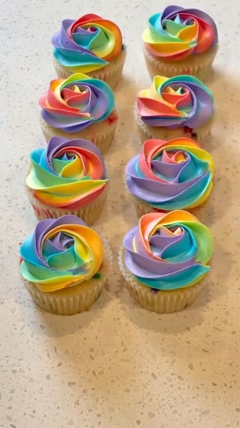 Rainbow Swirl Cake, Easter Desserts Cake, Rainbow Icing, Rainbow Buttercream, Cupcake Piping, Rainbow Frosting, Swirl Cupcakes, Decorating Cupcakes, Rainbow First Birthday