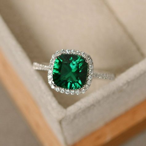 Emerald Green Stone, Emerald Halo, Smaragd Ring, Green Gemstone Ring, Emerald Rings, Gorgeous Rings, Cushion Cut Engagement Ring, Cushion Cut Ring, Cushion Ring