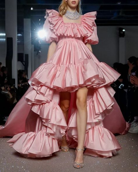 Giambattista Valli S/S 2019 Couture Re Japhers, Ruffle Aesthetic, Pink Runway Fashion, Ruffle Pink Dress, Rhythm Fashion, Barbie Lifestyle, Pink Couture, Mode Harajuku, Pink Ruffle Dress