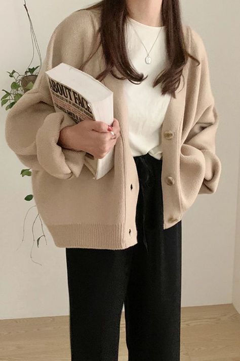 I love it it’s so cute so so so so so so so so so so so so so so so so so so so so so so so so so so cute Beige Cardigan Outfit, Light Academia Outfit, Study Outfit, Academia Aesthetic Outfit, Dark Academia Outfits, Dark Academia Outfit, Coffee Outfit, Light Academia Aesthetic, Outfit Cardigan