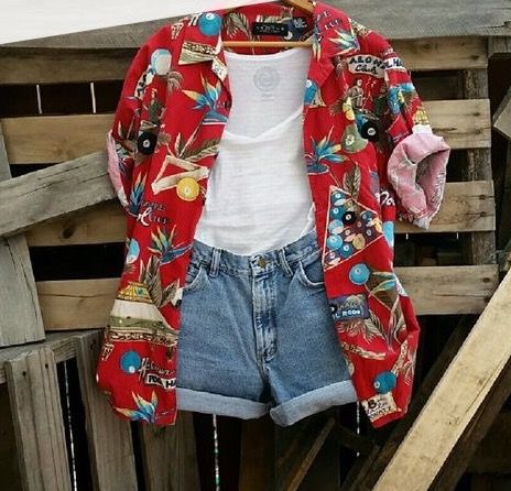 Cute Hawaiian Shirt Outfit, Hawaiian Shirt Outfit Women Aesthetic, Punk Hawaiian Shirt Outfit, Fitted Button-up Hawaiian Shirt For Summer, Outfits With Hawaiian Shirts, Women’s Hawaiian Shirt Outfit, Fitted Summer Hawaiian Button-up Shirt, Hawaiian Shirt Outfits, Aloha Shirt Outfit