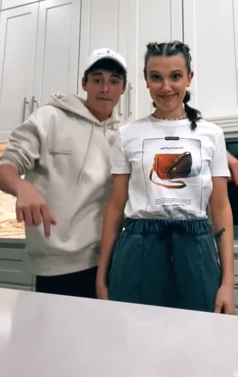 Noah Schnapp and Millie Bobby Brown Best Friend TikTok Dance Noah Schnapp Dance, Millie Bobby Brown Noah Schnapp, Millie Bobby Brown And Noah, Noah Schnapp, Tiktok Dance, Stranger Things Season, Millie Bobby Brown, Bobby Brown, Dance Moves