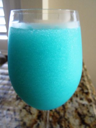 Found this recipe in a recent SouthernLiving Magazine. I made these for the 4th of July and they were a huge hit! The recipe calls for tequila, but I used rum. Blue Frozen Margarita, Frozen Blue Margarita Recipe, Frozen Margarita Recipes Blender, Blue Raspberry Margarita, Blue Margarita Recipe, Frozen Mixed Drinks, Poolside Drinks, Raspberry Margarita, Midnight Margaritas