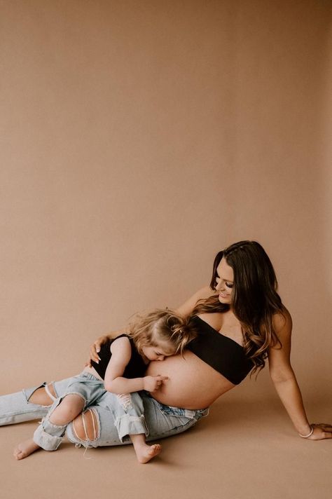 Maternity Photography Mommy And Daughter, Jean Maternity Shoot Family, Maternity Daughter Photoshoot, Mommy Me Maternity, Jeans And Black Top Maternity Shoot, Family Maternity In Studio, Mommy And Me Maternity Shoot Studio, Mom And Me Maternity Shoot, Maternity Posing Prompts