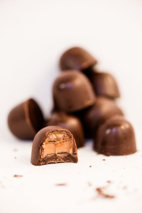 Chocolate Candy Photography, Chocolate Photography Ideas, Chocolates Photography, Sweets Photography, Caramel Truffles, Chocolate Photography, Candy Photography, Chocolate Shots, Easy Candy Recipes