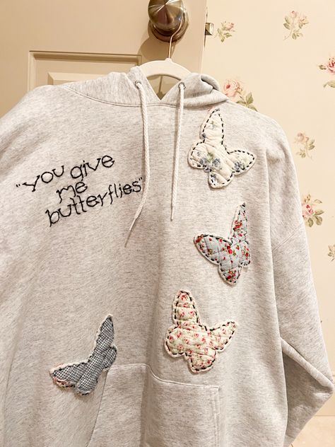 Diy Sweatshirt Designs, Embroidered Hoodie Ideas, Patchwork Hoodie Ideas, Diy Patchwork Hoodie, Embroidered Hoodie Diy, Patch Work Hoodie, Diy Patchwork Shirt, Patch Sweatshirt Diy, Patchwork Shirt Diy