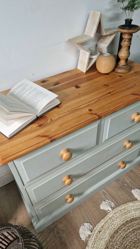 Chest Of Drawers Flip, Upcycle Chest Of Drawers, Deco Paint Furniture, Pine Furniture Makeover, Diy Kast, Furniture Makeover Inspiration, Osmo Oil, Pine Chest Of Drawers, Green Dresser