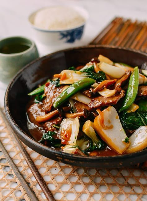 Winter Stir Fry, Beef Mushroom Stir Fry, Thai Beef Stir Fry Recipes, Beef Bokchoy Stirfry, Mushroom Stir Fry Recipes, Chinese Beef Stir Fry, Beech Mushrooms, Stir Fry Beef, Stir Fry Vegetables