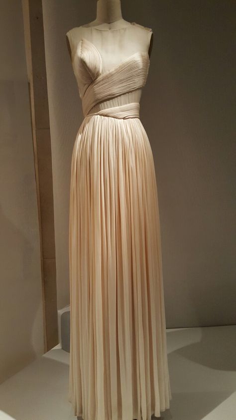 Vestido de Madame Gres. Madame Gres, Vintage Couture, Vestidos Vintage, Vintage Vogue, Gorgeous Gowns, Mode Vintage, Historical Fashion, Fashion History, A Dress