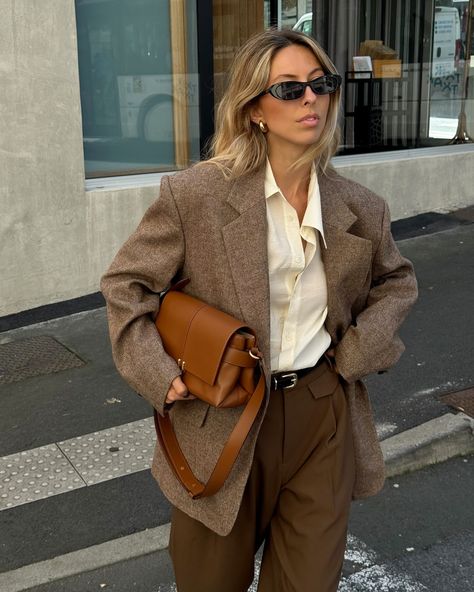 Oversized blazer always be in trend and offer comfort without compromising on fashion. Link in bio. #infftru #autumn #fall #fallinspo #oversized #blazerstyle Brown Tweed Blazer Outfit Women, Blazer Oversize Outfits, Blazer Women Outfit, Oversized Brown Blazer, Tweed Blazer Outfit Women, Tweed Blazer Outfit, Brown Blazer Outfit, Checkered Outfit, Fall Moodboard