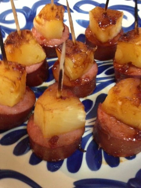 Calabresa e Abacaxi! Pineapple Sausage, Glazed Pineapple, Kielbasa Bites, Sausage Bites, Decorações Com Comidas, Party Dips, Appetizer Bites, God Mat, Kielbasa